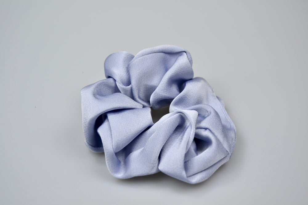 Big Scrunchie - Haargummi aus Seide "Soft Blue"