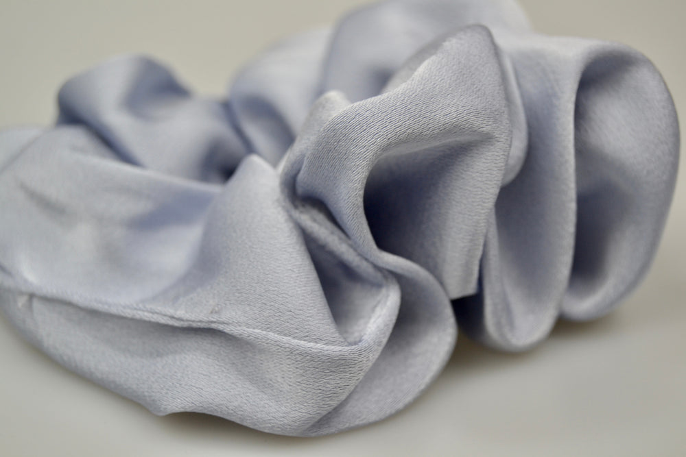 Big Scrunchie - Haargummi aus Seide "Soft Blue"