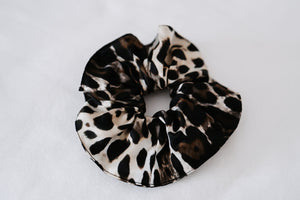 
            
                Laden Sie das Bild in den Galerie-Viewer, Big Scrunchie - Haargummi aus Seide Leopard
            
        